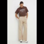 ⁦Reebok Women's Classics Archive Essentials Big Logo Crop- Brown⁩ - الصورة ⁦5⁩