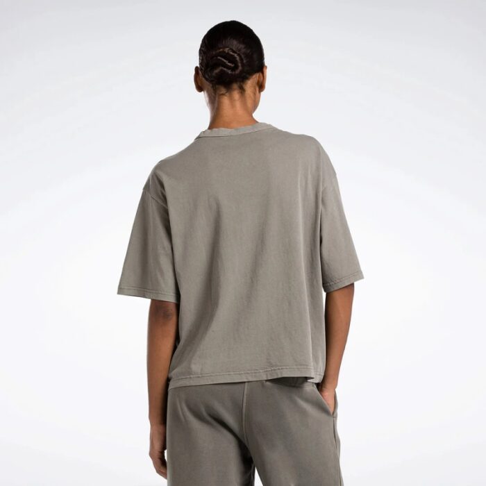 ⁦Reebok Women's Classics Natural Dye Boxy Tee- Beige⁩ - الصورة ⁦2⁩