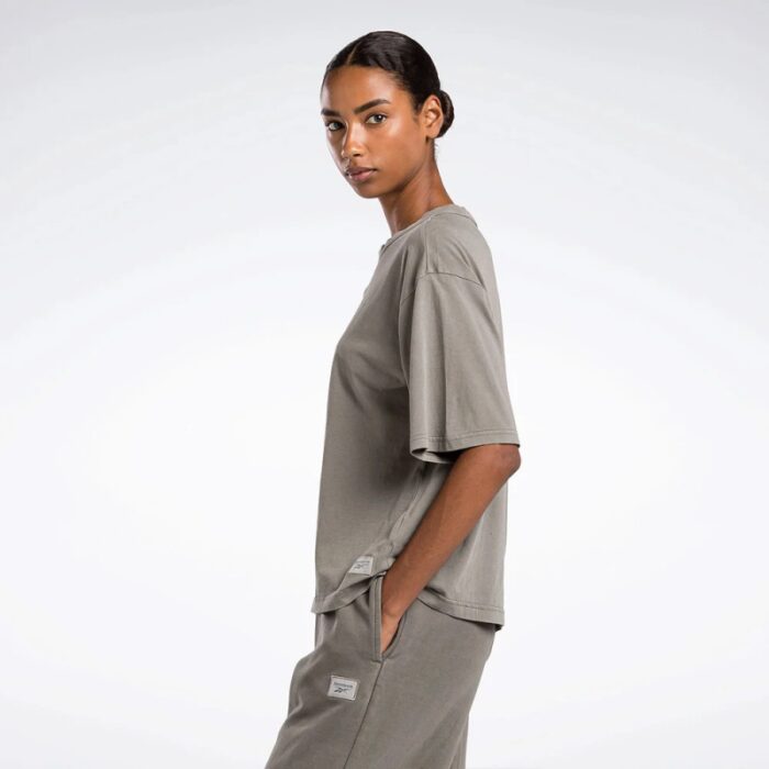 ⁦Reebok Women's Classics Natural Dye Boxy Tee- Beige⁩ - الصورة ⁦3⁩