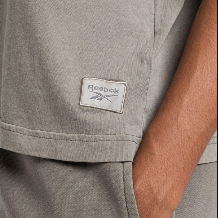 ⁦Reebok Women's Classics Natural Dye Boxy Tee- Beige⁩ - الصورة ⁦4⁩