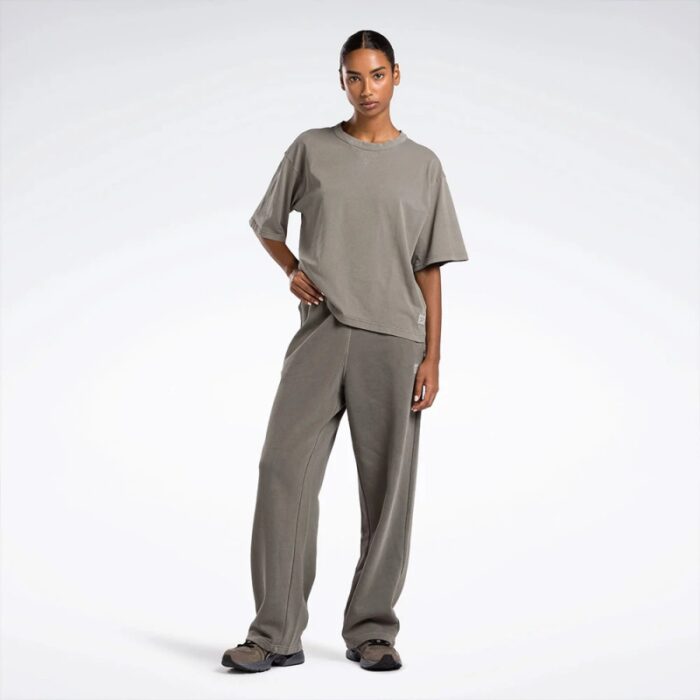 ⁦Reebok Women's Classics Natural Dye Boxy Tee- Beige⁩ - الصورة ⁦6⁩