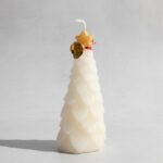 شمعة كريسماس معطرة على شكل شجرة حجم وسط لون أبيض مع شبرة أحمر وجرس ذهبي