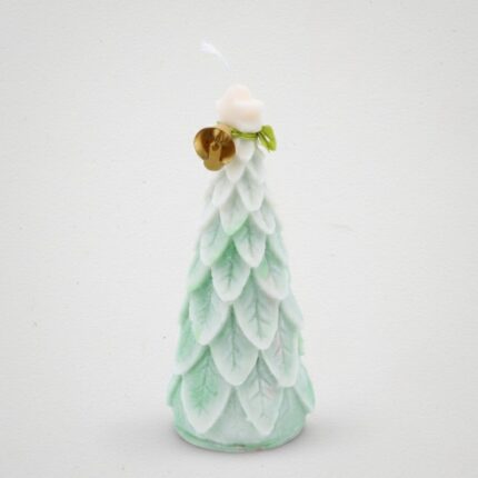 شمعة كريسماس معطرة على شكل شجرة حجم وسط لون أخضر مع شبرة أخضر وجرس ذهبي