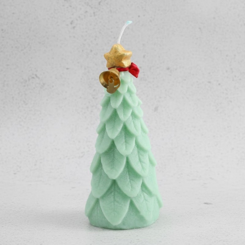 ⁦شمعة كريسماس معطرة على شكل شجرة حجم وسط أخضر مع شبرة أحمر وجرس ذهبي⁩ - الصورة ⁦1⁩