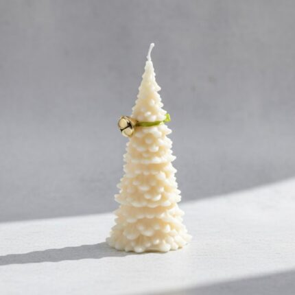 شمعة كريسماس معطرة على شكل شجرة حجم كبير مع جرس ذهبي لون أبيض وشبرة أخضر