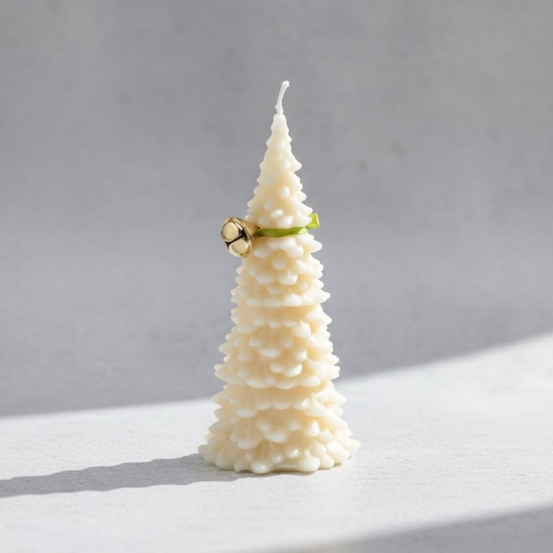 ⁦شمعة كريسماس معطرة على شكل شجرة حجم كبير مع جرس ذهبي لون أبيض وشبرة أخضر⁩ - الصورة ⁦1⁩