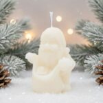 ⁦شمعة كريسماس معطرة على شكل بابا نويل لون أبيض وشبرة أحمر⁩ - الصورة ⁦2⁩