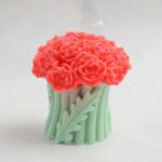 شمعة معطرة على شكل وردة لون أحمر مع شبرة فضي حجم كبير