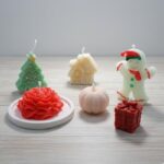 ⁦بكج شموع كريسماس معطرة عدد 6 مع كوستر هدية⁩ - الصورة ⁦2⁩