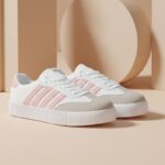 ⁦حذاء جلد رياضي كلاسيك للنساء لون أبيض وزهري⁩ - الصورة ⁦6⁩