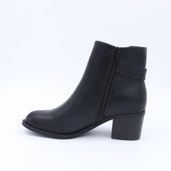 ⁦جزمة نسائية ساق متوسط الطول بكعب عريض لون أسود⁩ - الصورة ⁦4⁩