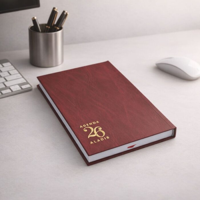 ⁦أجندة 2026 جلد سادة من الأديب لون بني غامق مقاس 17.5*24.5 سم حجم كبير⁩ - الصورة ⁦2⁩