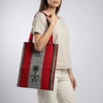 ⁦شنطة توت باغ عملية بسيطة بالقماش البدوي الوان منوعة احمر⁩ - الصورة ⁦4⁩