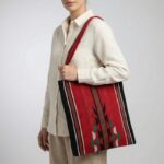 ⁦شنطة توت باغ عملية بسيطة بالقماش البدوي الوان منوعة احمر واسود⁩ - الصورة ⁦2⁩