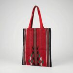 ⁦شنطة توت باغ عملية بسيطة بالقماش البدوي الوان منوعة احمر واسود⁩ - الصورة ⁦4⁩