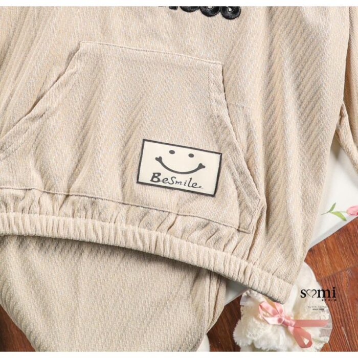 ⁦طقم مخمل ستاتي قطعتين للنساء لون بيج⁩ - الصورة ⁦3⁩