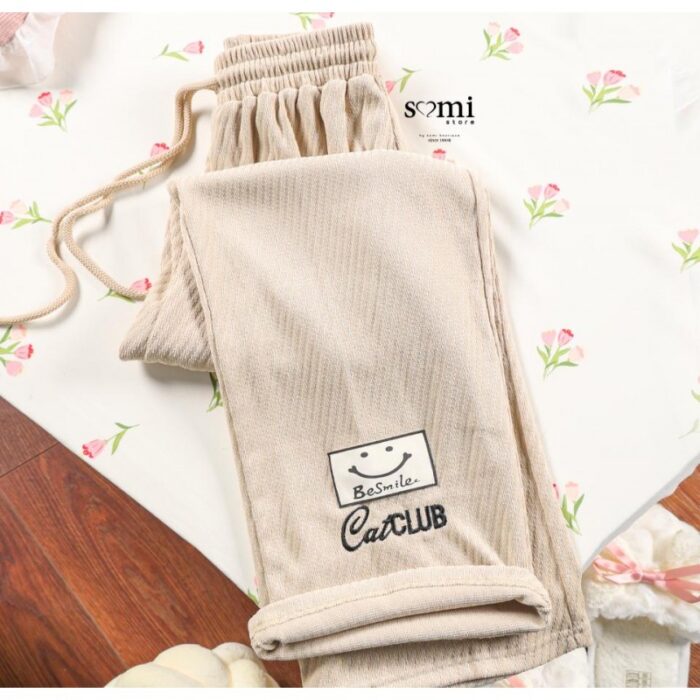 ⁦طقم مخمل ستاتي قطعتين للنساء لون بيج⁩ - الصورة ⁦5⁩