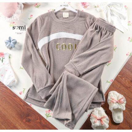 طقم مخمل ستاتي قطعتين للنساء لون نهدي فاتح