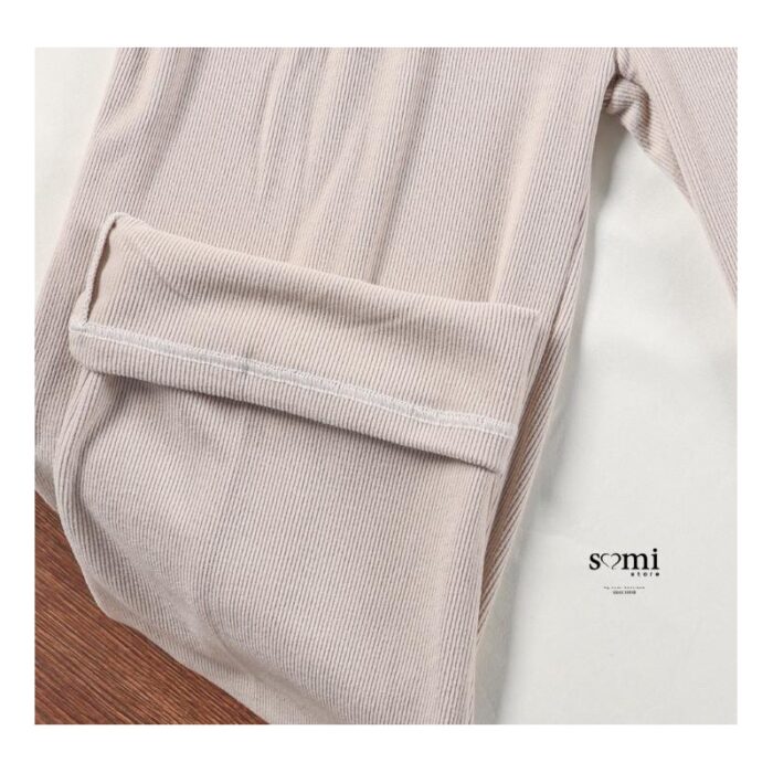 ⁦طقم مخمل ستاتي قطعتين للنساء لون بيج⁩ - الصورة ⁦2⁩