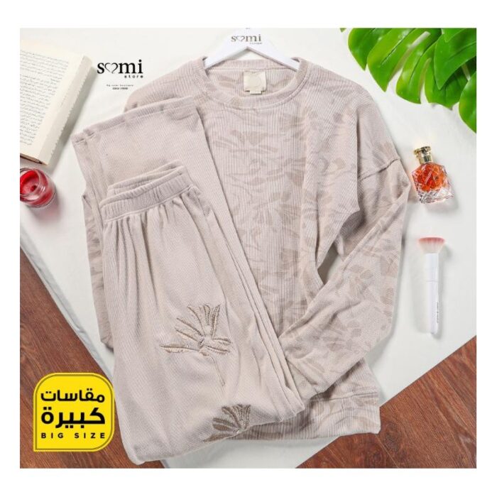 ⁦طقم مخمل ستاتي قطعتين للنساء لون بيج⁩ - الصورة ⁦3⁩