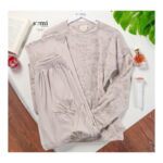 ⁦طقم مخمل ستاتي قطعتين للنساء لون بيج⁩ - الصورة ⁦4⁩