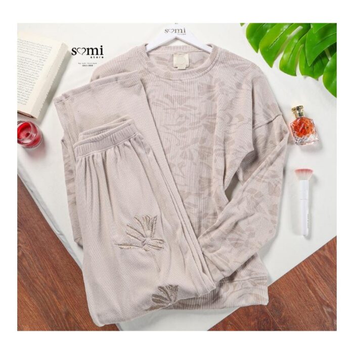 ⁦طقم مخمل ستاتي قطعتين للنساء لون بيج⁩ - الصورة ⁦4⁩