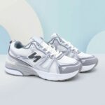 ⁦بوت رياضي ستاتي لون أبيض ورمادي⁩ - الصورة ⁦6⁩