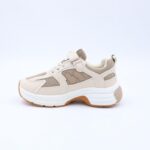 ⁦حذاء تصميم رياضي محيير لون بيج وكاكي⁩ - الصورة ⁦4⁩