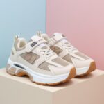 ⁦حذاء تصميم رياضي محيير لون بيج وكاكي⁩ - الصورة ⁦6⁩