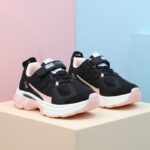 ⁦حذاء رياضي بناتي لون اسود وزهري⁩ - الصورة ⁦6⁩