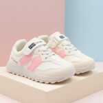 ⁦بوت رياضي للأطفال لون بيج وزهري⁩ - الصورة ⁦6⁩