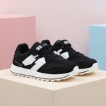 ⁦بوت رياضي للأطفال لون اسود وابيض⁩ - الصورة ⁦6⁩