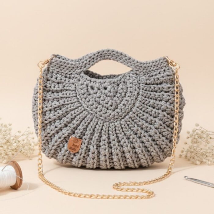 ⁦شنطة فراشة مع يد سلسلة لون فضي - نكشة فن⁩ - الصورة ⁦2⁩