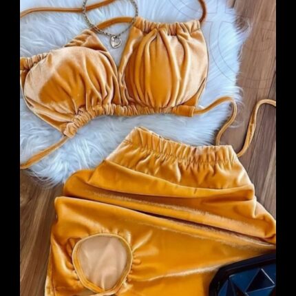 طقم لانجري مخمل صدرية مع تنوره للنساء لون كموني