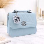 ⁦شنطة حقيبة CROSSBODY جلد للنساء لون ازرق⁩ - الصورة ⁦3⁩