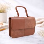 ⁦شنطة حقيبة يد نسائية بلونين بني غامق وبني فاتح⁩ - الصورة ⁦4⁩