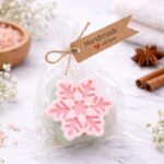 شجرة الميلاد بألوانها الاحمر والاخضر والابيض