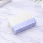 صابون جليسارين باللون الابيض وازرق حجم صغير