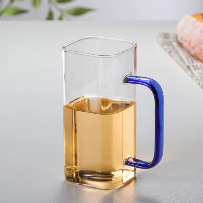 ⁦كاسة زجاج شفاف بغطاء بامبو خشبي مع مصاصة ومقبض لون ازرق⁩ - الصورة ⁦2⁩