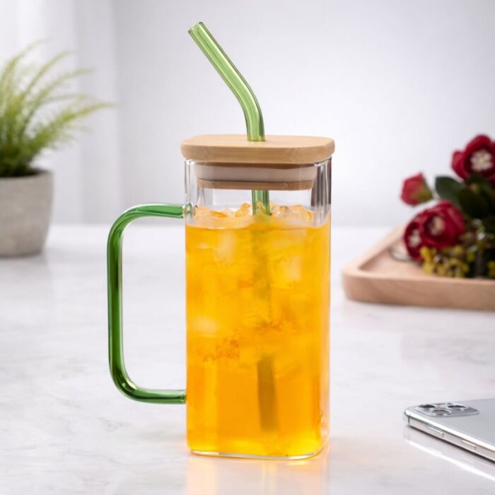 ⁦كاسة زجاج شفاف بغطاء بامبو خشبي مع مصاصة ومقبض لون اخضر⁩ - الصورة ⁦2⁩