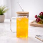 ⁦كاسة زجاج شفاف بغطاء بامبو خشبي مع مصاصة ومقبض لون ابيض شفاف⁩ - الصورة ⁦2⁩