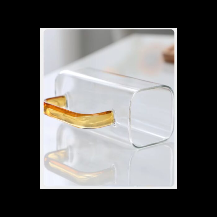 ⁦كاسة زجاج شفاف بغطاء بامبو خشبي مع مصاصة ومقبض لون اصفر ( ذهبي )⁩ - الصورة ⁦3⁩