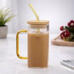 ⁦كاسة زجاج شفاف بغطاء بامبو خشبي مع مصاصة ومقبض لون اصفر ( ذهبي )⁩ - الصورة ⁦4⁩