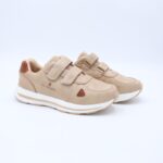 ⁦حذاء جلد رياضي بشريطين لاصق لون بيج وأبيض⁩ - الصورة ⁦2⁩