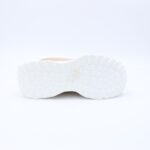 حذاء جلد بنعل مريح وعملي رياضي برباط وهمي لون بيج وأبيض