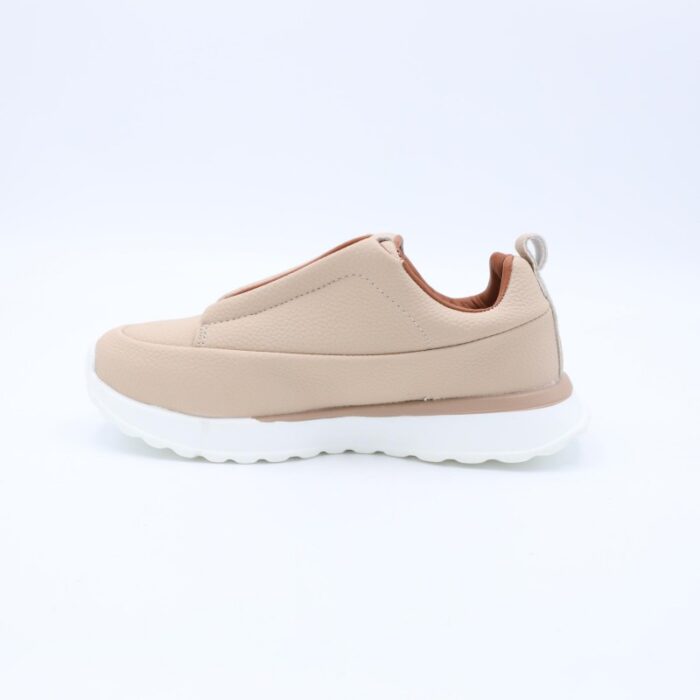 ⁦حذاء جلد بنعل مريح وعملي رياضي برباط وهمي لون بيج وأبيض⁩ - الصورة ⁦5⁩