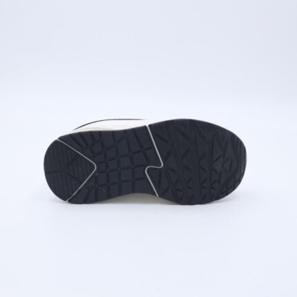 حذاء رياضي بشريط لاصق لون ابيض