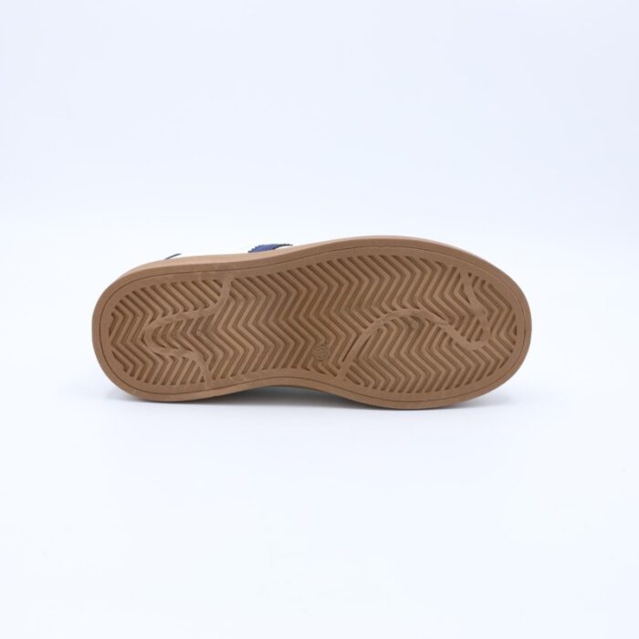 ⁦حذاء رياضي نعل عريض بناتي لون ابيض وكحلي⁩ - الصورة ⁦5⁩