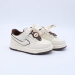 ⁦حذاء رياضي مع ستيكر لابوبو بشريط لاصق بناتي لون بيج وبني⁩ - الصورة ⁦2⁩