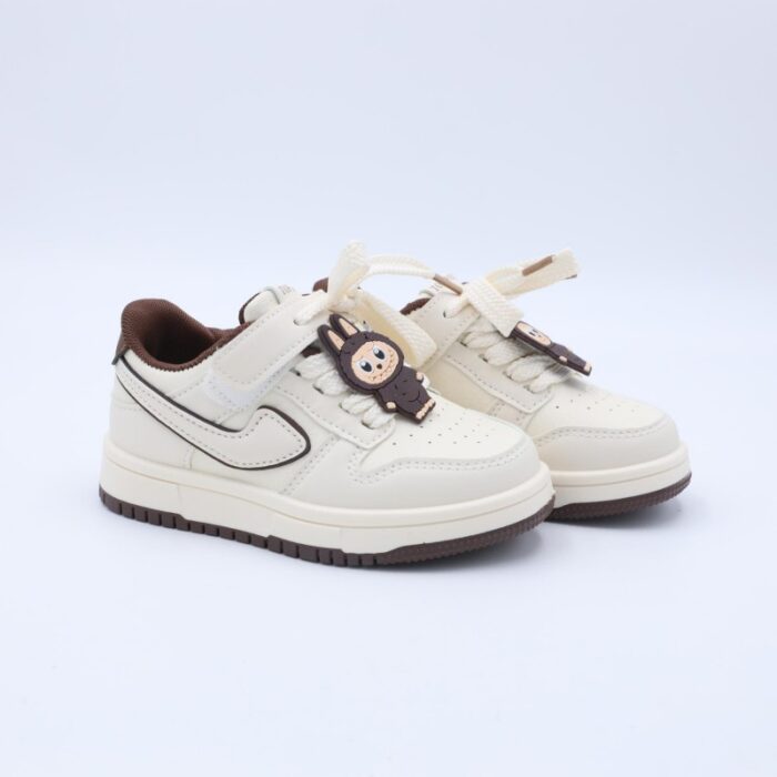 ⁦حذاء رياضي مع ستيكر لابوبو بشريط لاصق بناتي لون بيج وبني⁩ - الصورة ⁦2⁩